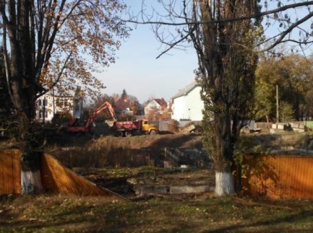 На Студентській набережній в Ужгороді відновили закинуте будівництво