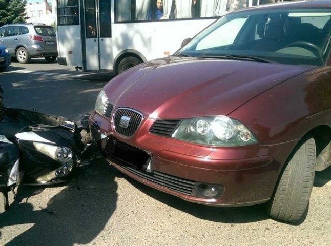 Мотоцикл опинився під колесами автомобіля