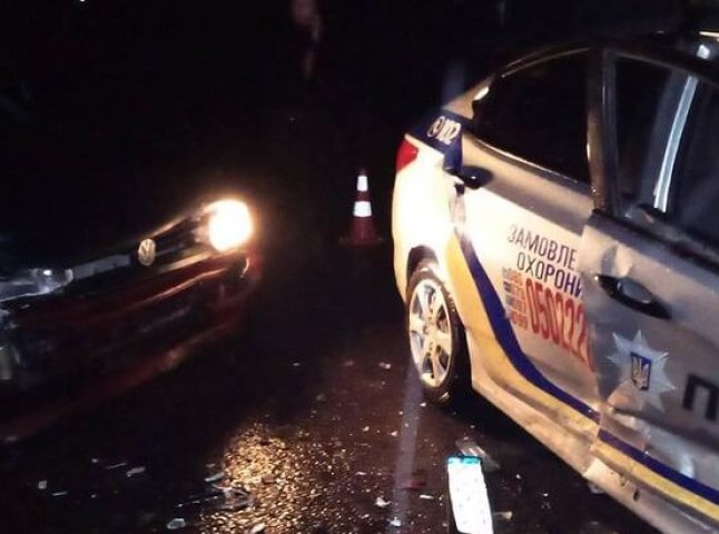 Врізався у поліцейське авто: вночі поблизу нічного клубу трапилась ДТП