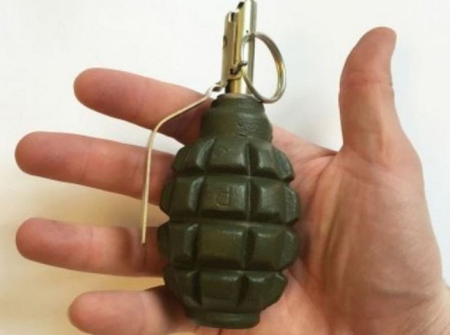 Посеред Мукачева знайшли дві гранати