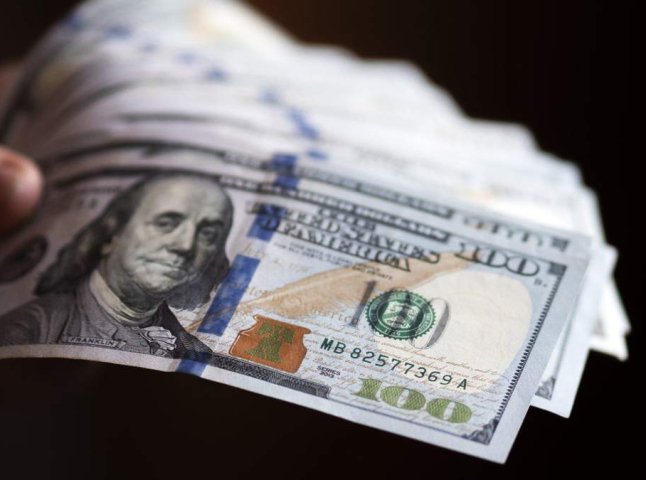 Курс долара: економіст пояснив, чому реальний курс суттєво відрізняється від офіційного