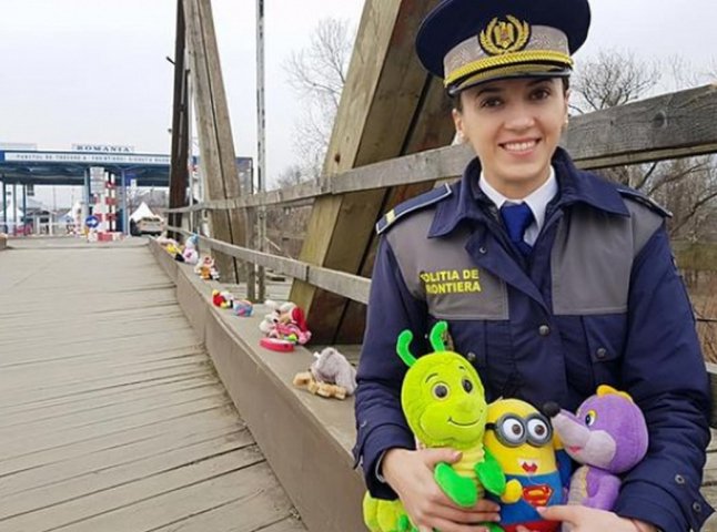 На українсько-румунському кордоні міст прикрасили іграшками для діток