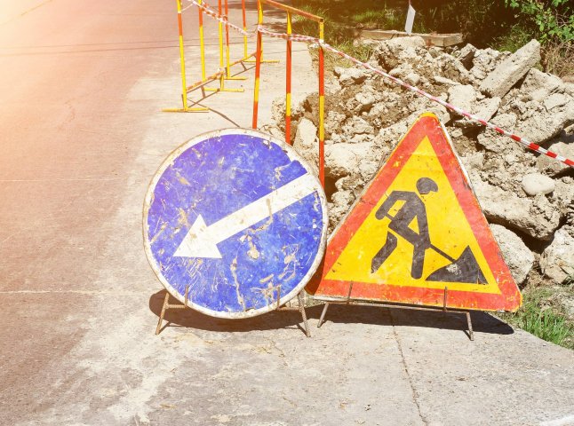 На Закарпатті ремонтують міст, який забезпечує проїзд у кілька сіл