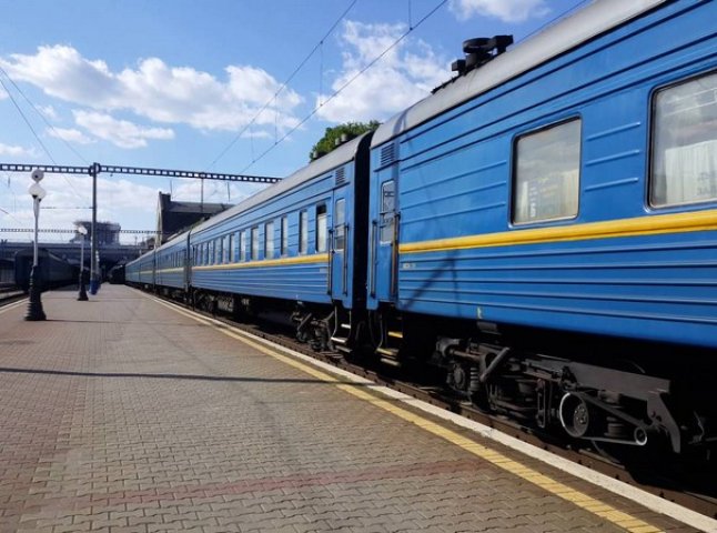"Укрзалізниця" призначила три додаткові потяги на Закарпаття