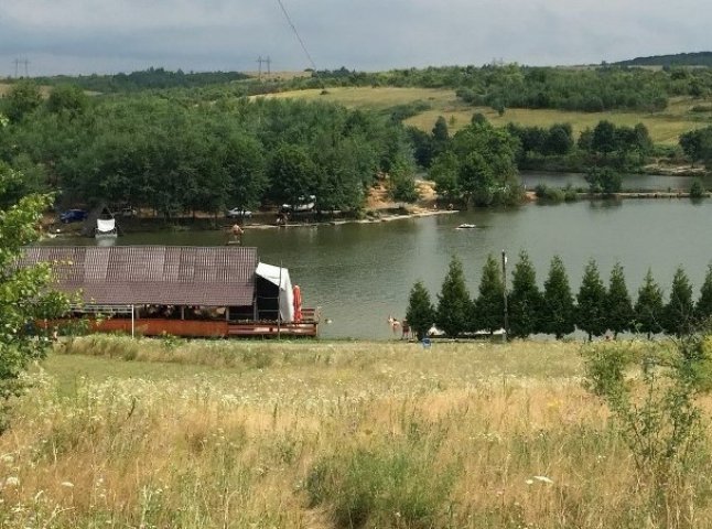 У Кленовці в Мукачівському районі на озері втопився 17-річний хлопець