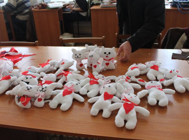 У Закарпатській обласній бібліотеці відбувся майстер-клас з виготовлення іграшок-валентинок