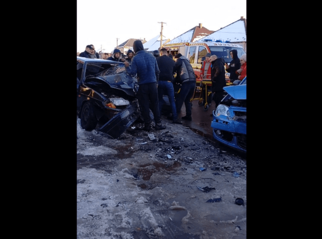 Водія затисло в машині: опубліковано відео з місця аварії у Великих Лучках