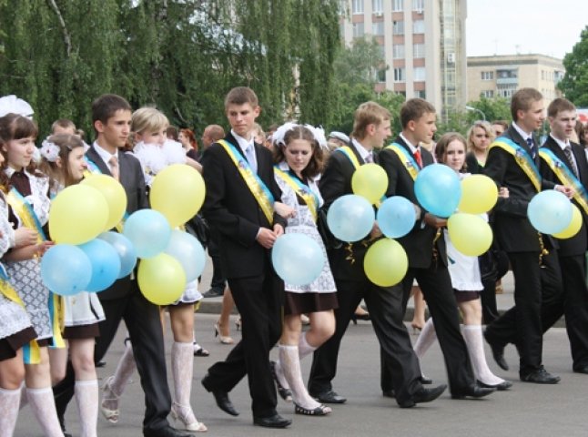 Цьогоріч у Мукачеві, окрім традиційних пісень, випускники співають ще й гімн України та пісеньку про Путіна