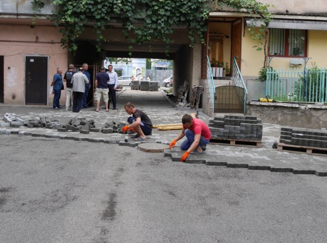 Мер Ужгорода проінспектував хід ремонтних робіт внутріквартальних територій