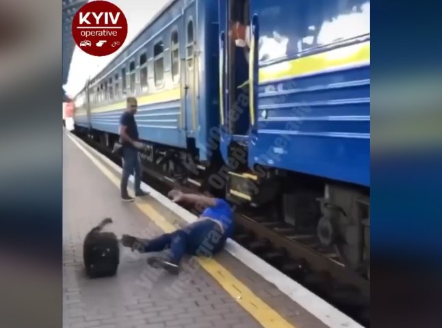 Посадка в потяг Київ-Ужгород ледь не закінчилась для чоловіка трагедією: оприлюднено відео