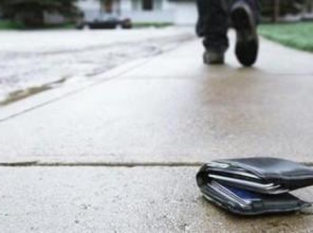 Поліцейські повернули мукачівцю загублений гаманець