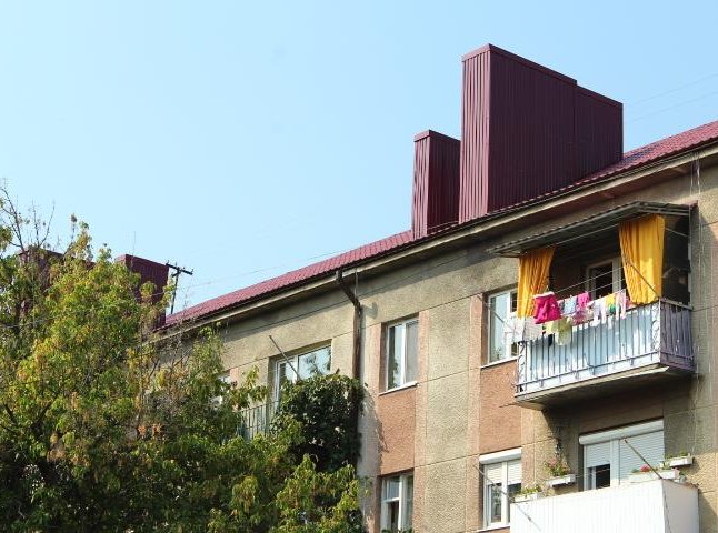 На вулиці Берегівській у Мукачеві завершують ремонтувати дах багатоповерхівки