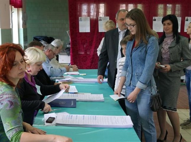 На двох "студентських дільницях" в Ужгороді зафіксовано аномально низьку явку виборців