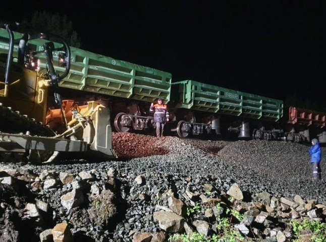Потяги досі не курсують: на аварійній ділянці у Карпатах всю ніч тривали роботи Потяги досі не курсують: на аварійній ділянці у Карпатах всю ніч тривали роботи