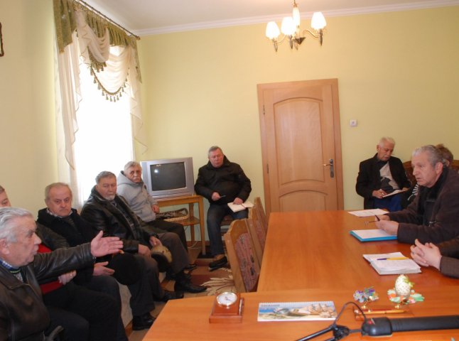 Члени Іршавського міськвиконкому обговорили план благоустрою місцевих кладовищ
