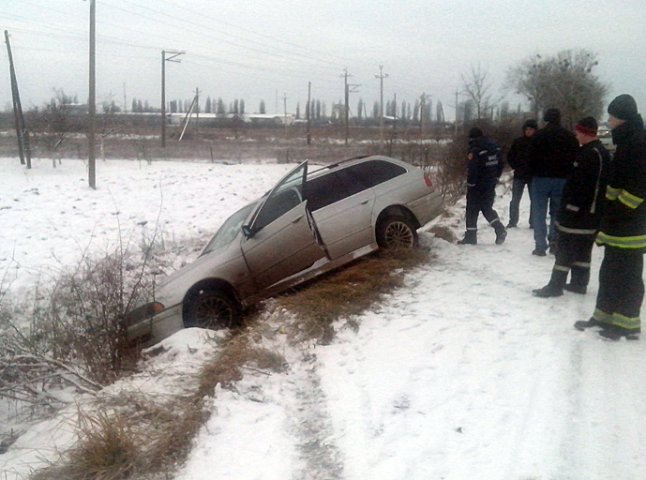 Біля Чопа рятувальники витягли автомобіль із кювету (ФОТО)