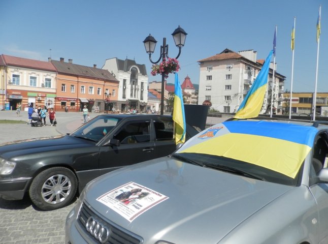 Бійцям АТО хустяни подарували три автомобілі (ФОТО)