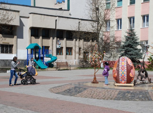 На центральній площі Іршави встановили гігантську писанку (ФОТО)