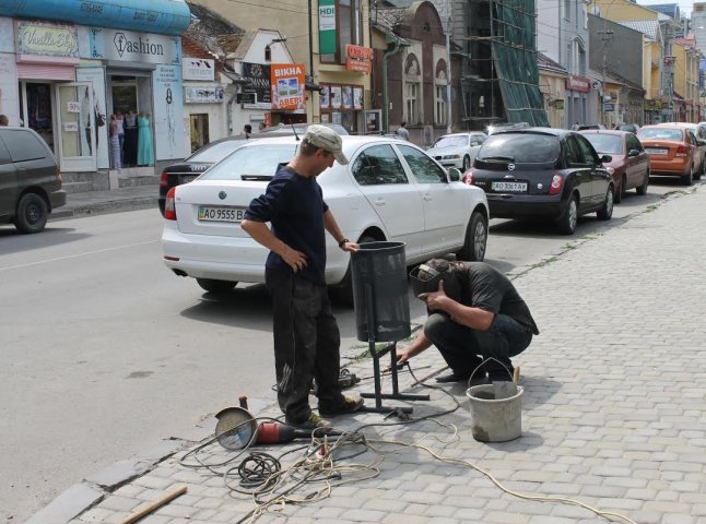 В Ужгороді на вулиці Швабській встановили урни для сміття