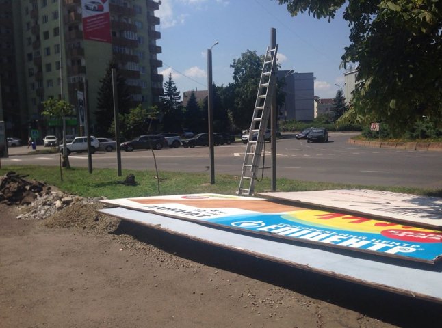 На площі Богдана Хмельницького в Ужгороді демонтували рекламні білборди
