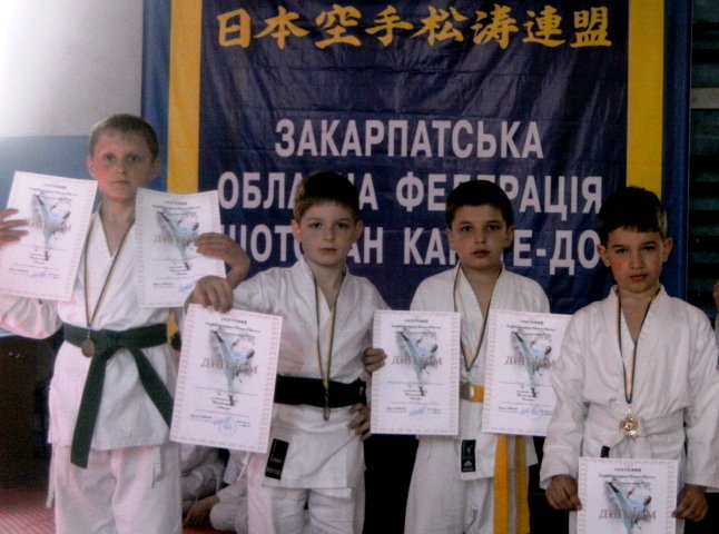 Каратисти з Мукачева перемогли в рідних стінах на престижному обласному чемпіонаті