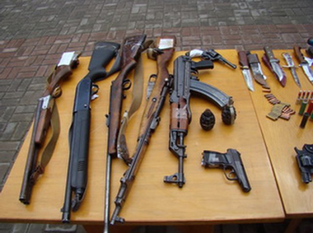 Закарпатці за місяць здали правоохоронцям 111 одиниць зброї