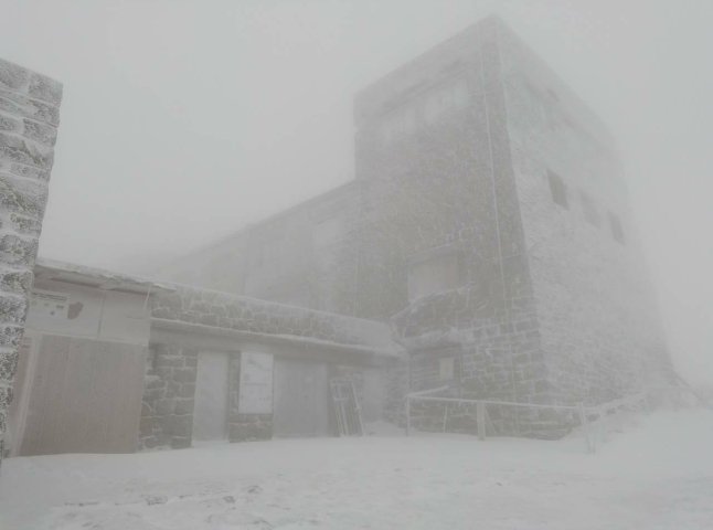 У горах Закарпаття падає сніг