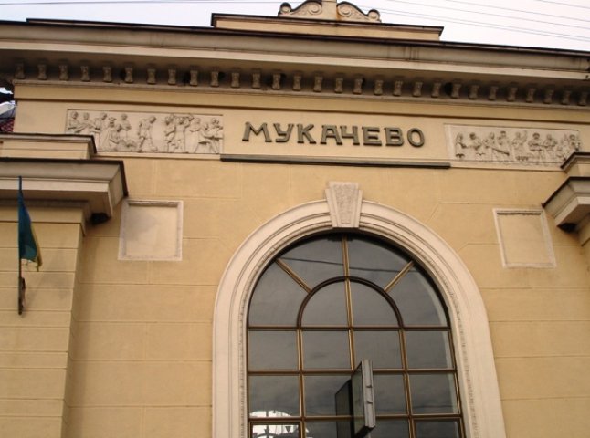 Було зупинено 5 потягів та евакуйовано близько 70 людей: деталі вчорашнього "замінування" залізничного вокзалу Мукачева