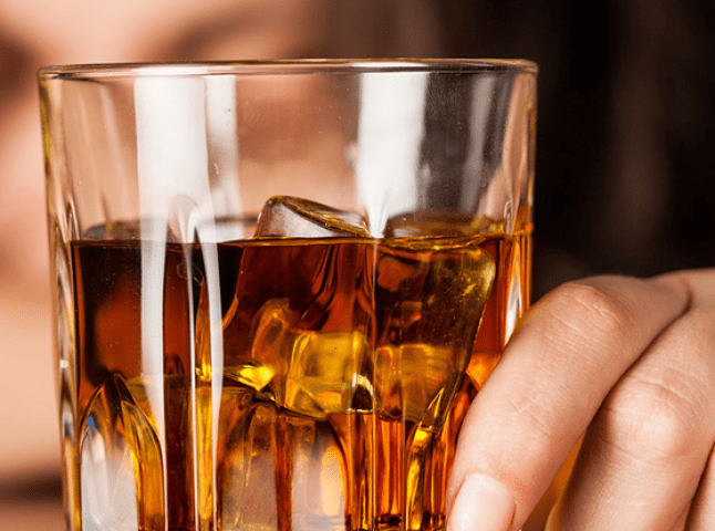 Українцям заборонили вживати алкоголь на обсервації