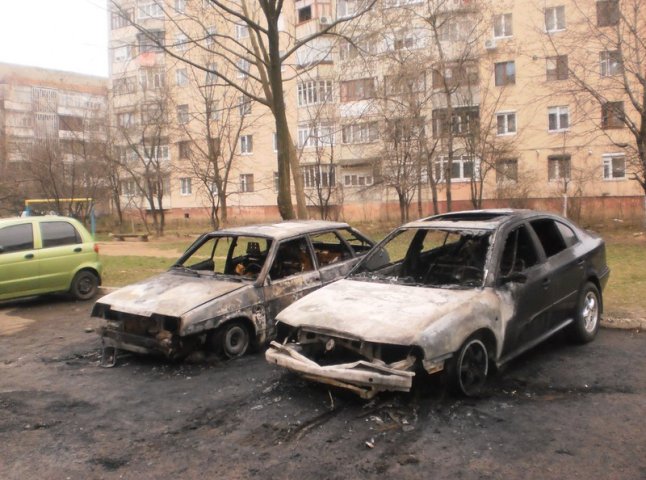 Свідки не виключають умисного підпалу автомобілів у Росвигові (ФОТО)