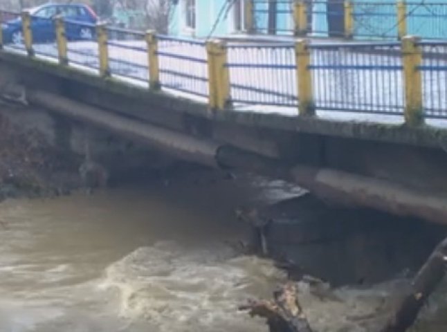 Велика вода пошкодила у Сваляві міст