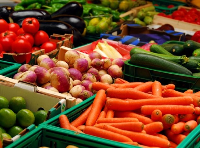 На "зеленому" ринку Ужгорода ранні овочі користуються чималою популярністю