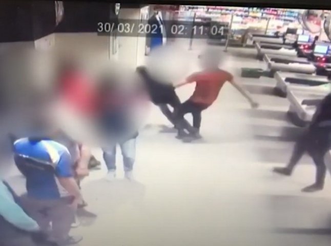 У супермаркеті жорстоко побили чоловіка. Відеокамери зафіксували момент нападу