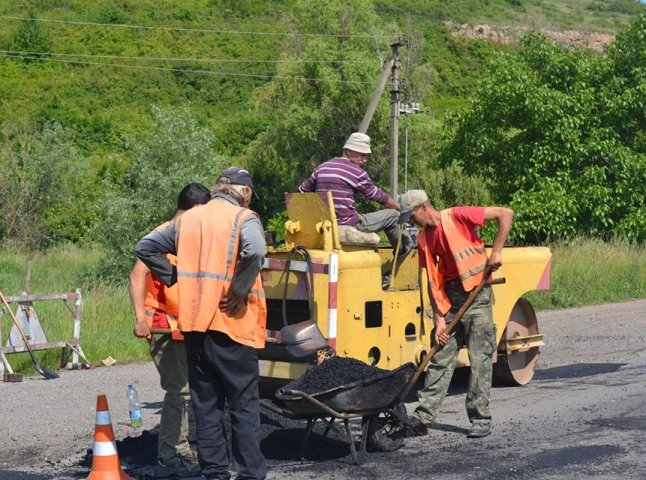 В одному із сіл Берегівщини відновлюють дорогу (ФОТО)