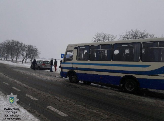 ДТП на Мукачівщині: біля Клячанова "Volkswagen" зіткнувся з рейсовим автобусом