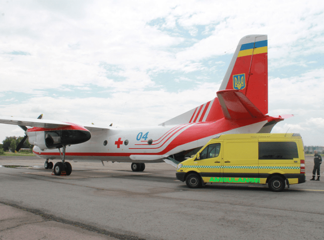 Рятувальники літаком транспортували важкохвору дитину з Ужгорода до клініки «Охматдит»