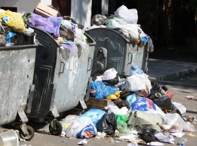 В Ужгороді малеча змушена йти в школу повз купи сміття