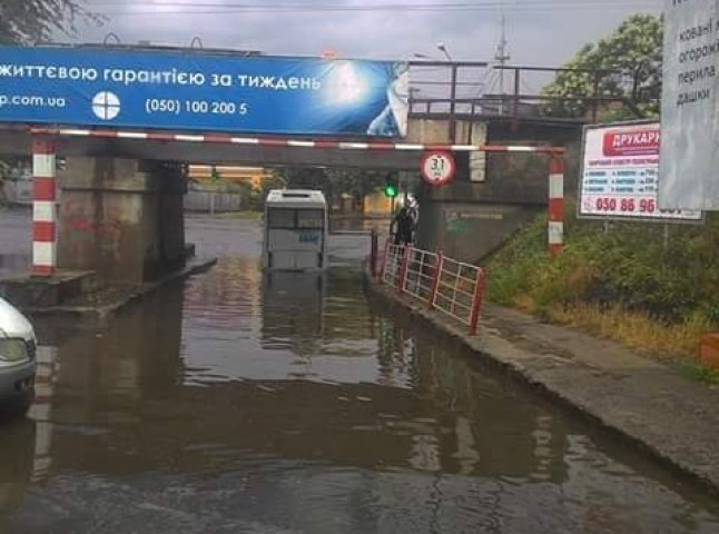В Ужгороді на вулиці Анкудінова затопило під залізничним мостом 