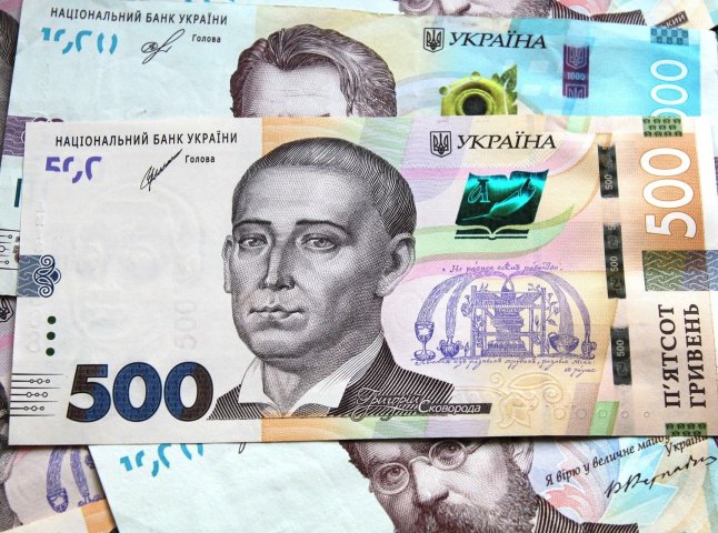 Цим українцям надійде 998 гривень на картку, але витратити треба за три місяці