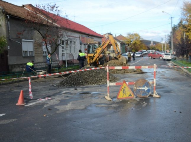 Вулицю Івана Франка у Мукачеві частково перекрили через прорив каналізації