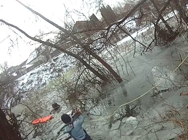 У Мукачеві чоловік провалився під лід: опубліковано відео