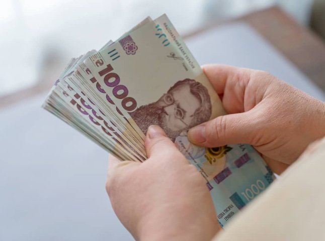 Гроші прийдуть на картку: деякі жінки до Дня матері отримають по 5 або 10 тисяч допомоги Гроші прийдуть на картку: деякі жінки до Дня матері отримають по 5 або 10 тисяч допомоги