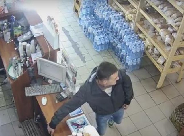 У Мукачеві чоловік пограбував магазин. Зловмисника розшукують