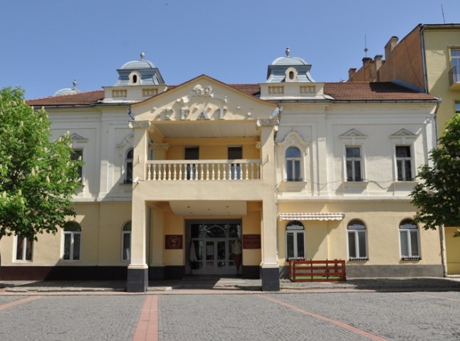 Актори Закарпатського облмуздрамтеатру виступлять у Мукачеві з найкращою виставою 2015-го року