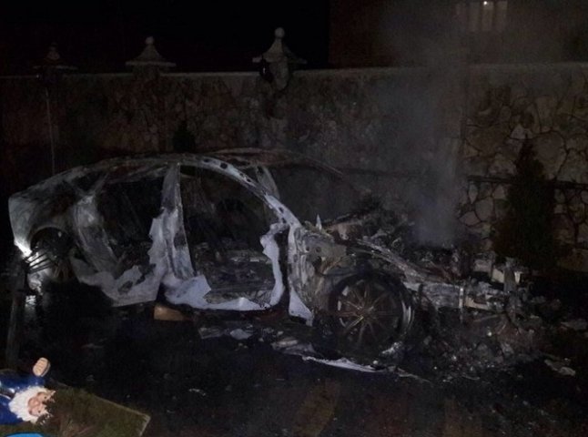 Ромські розбірки на Закарпатті: вночі підпалили автомобіль "Audi A7"