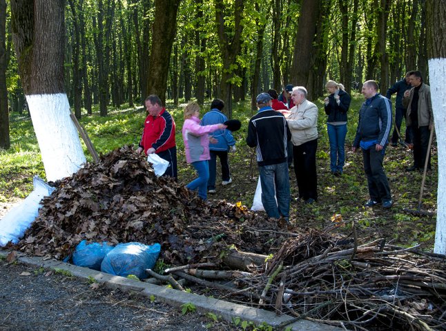 Держслужбовці переодяглися зі звичних їм костюмів у спортивне вбрання і взялися прибирати міський парк