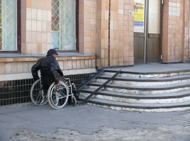 Пандуси в Ужгороді практично не пристосовані для інвалідів-візочників