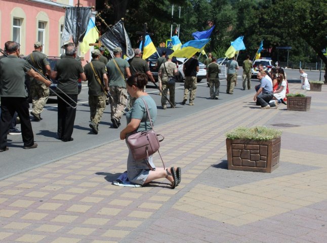 В одному з міст Закарпаття провели в останню путь полеглого захисника