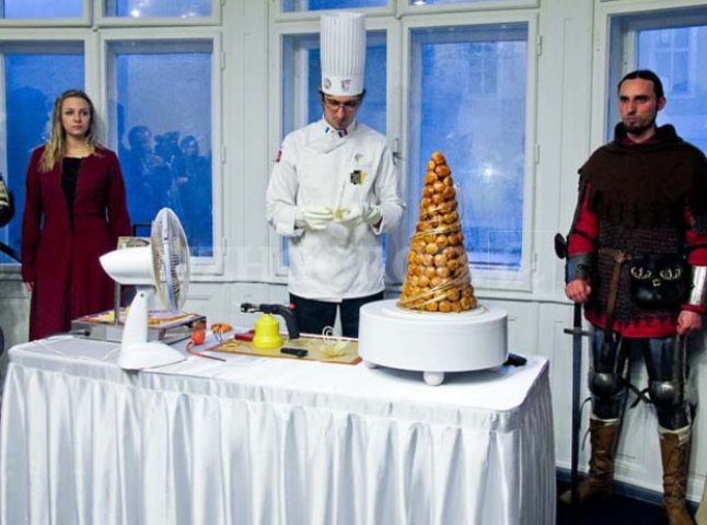 В Ужгороді виготовили французький десерт – крокенбуш, або іншими словами торт для аристократів (ВІДЕО)