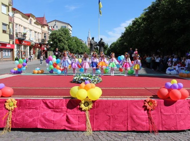 У центрі Мукачева виступали юні таланти міста